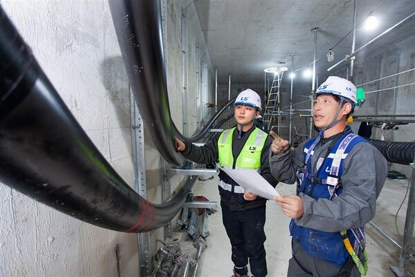 LS전선 직원이 세계 최대 송전 용량인 500kV급 HVDC 케이블이 투입되는 ‘동해안-신가평’ 시공 현장을 점검하고 있다. (사진=LS전선)