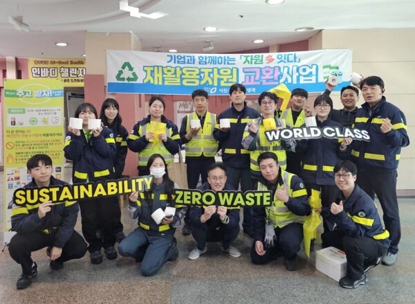 오비맥주 청주공장에서 임직원들이 재활용자원 교환사업에 참여하고 기념사진을 찍고 있다. (사진=오비맥주)