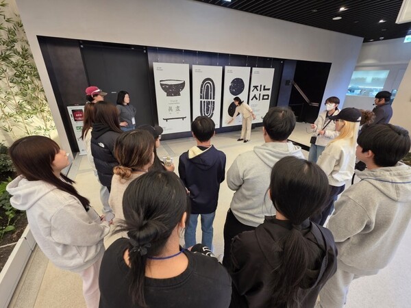 21일 교촌에프앤비 판교 본사에서 ‘기업탐방’ 프로그램에 참여한 이주배경 청소년들이 사옥을 둘러보고 있다. (사진=교촌에프앤비)