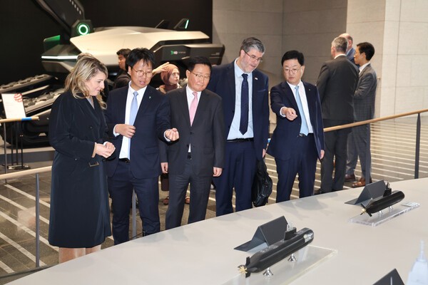 멜라니 졸리 캐나다 산업부 장관과 필립 라포튠 주한 캐나다 대사 일행이 조석 HD현대 부회장, 주원호 HD현대중공업 사장과 함께 HD현대 글로벌R&D센터에서 미래형 선박·잠수함·호위함 등 함정 모형을 둘러보고 있다 (사진=HD현대)