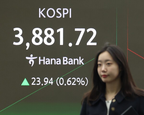 26일 오전 서울 중구 하나은행 본점 딜링룸에서 딜러가 업무를 보고 있다. (사진=연합뉴스)