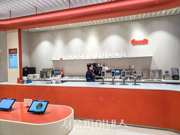 [현장+] 로봇 서빙·QR 주문 '소싯', 치킨 델리 새 지평 연다 - 뉴스 썸네일 이미지