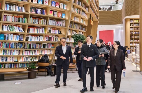 정용진의 외침 '패러다임 시프트'···신세계, 스타필드 중심 사업 재편 - 뉴스 썸네일 이미지