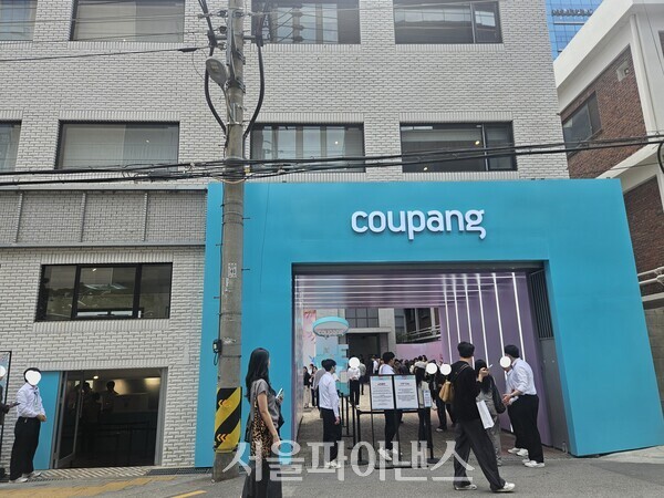 [르포] "10분 만에 매진, 600평 북적"···성수 달군 쿠팡 '메가뷰티쇼... - 뉴스 썸네일 이미지