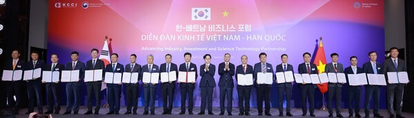 "금융도 나라밖으로"···李대통령 베트남 순방, 5대 은행장 총출동 - 뉴스 썸네일 이미지